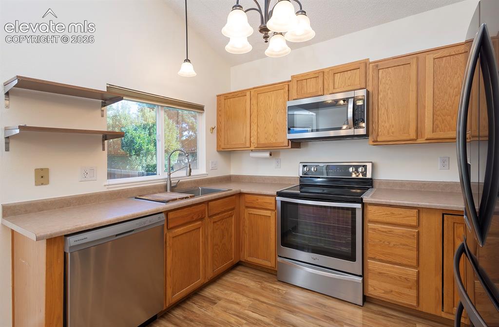 Image 10 of 33: Kitchen