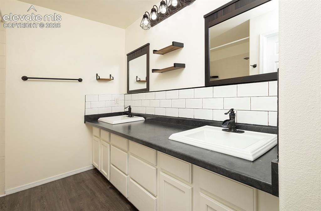 Image 16 of 33: Bathroom