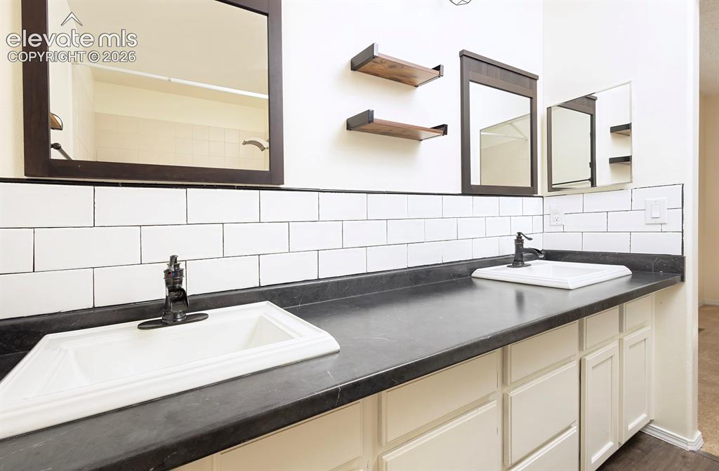 Image 17 of 33: Bathroom