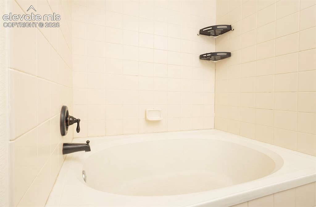 Image 18 of 33: Bathroom