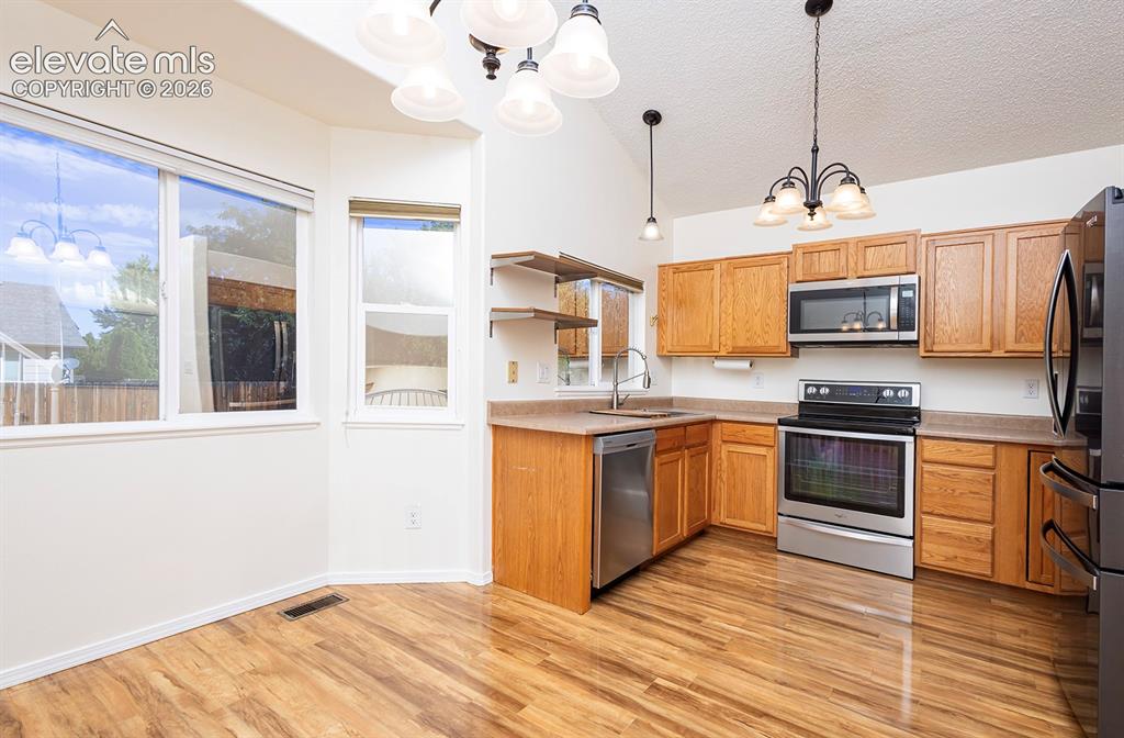 Image 7 of 33: Kitchen