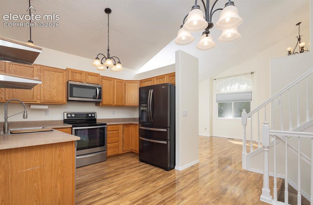 Image 8 of 33: Kitchen