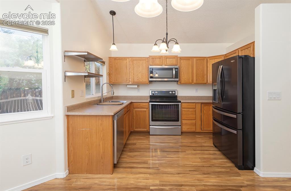 Image 9 of 33: Kitchen