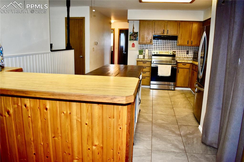 Image 11 of 29: Kitchen