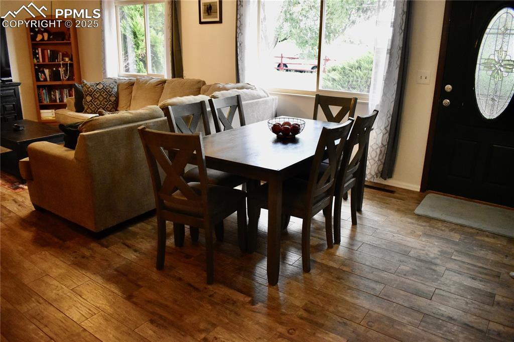 Image 14 of 29: Dining Area