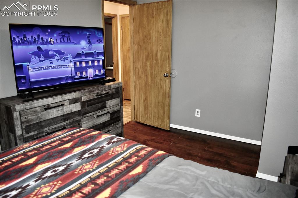 Image 17 of 29: Bedroom