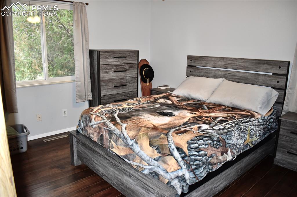 Image 18 of 29: Bedroom