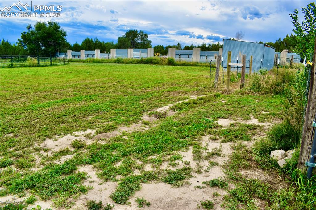 Image 27 of 29: Yard