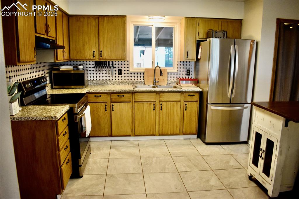 Image 9 of 29: Kitchen