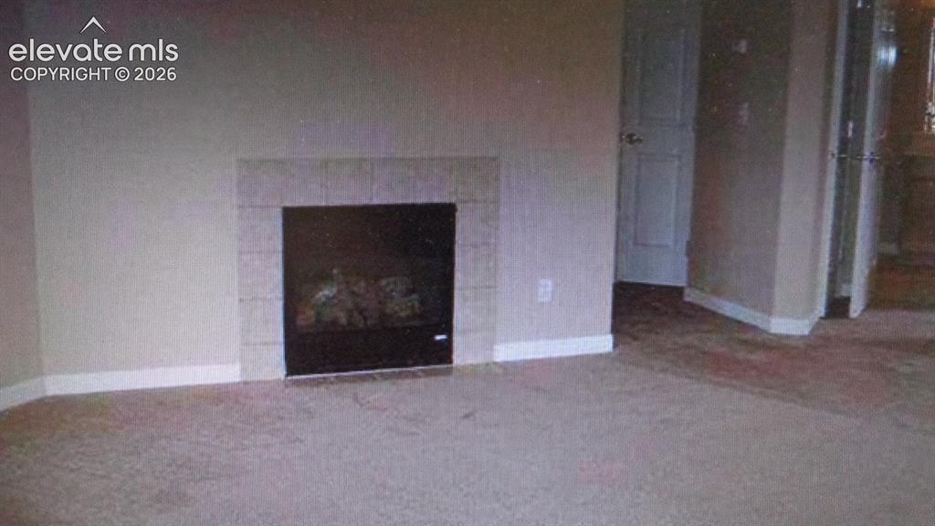 Image 2 of 8: Living Room