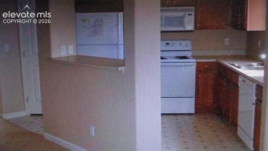 Image 3 of 8: Kitchen