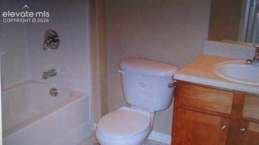 Image 4 of 8: Bathroom