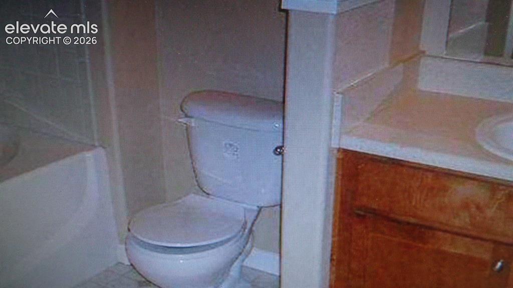 Image 7 of 8: Bathroom