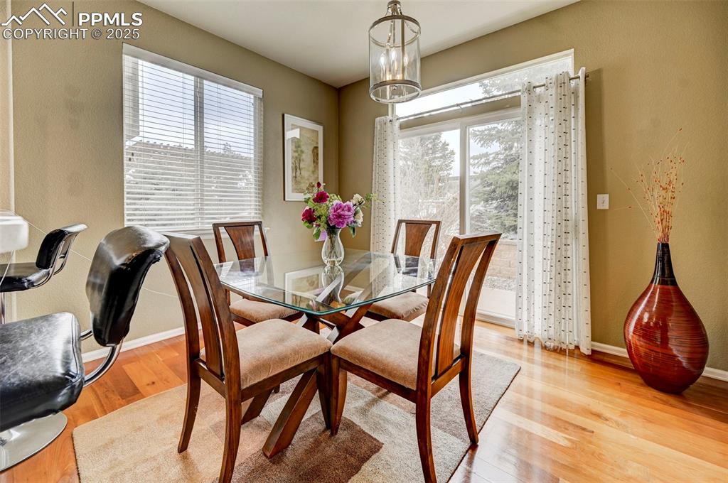 Image 13 of 45: Breakfast Area