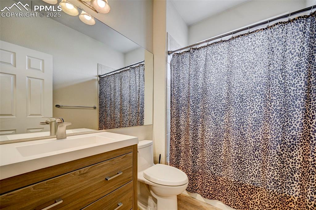 Image 18 of 45: Bathroom