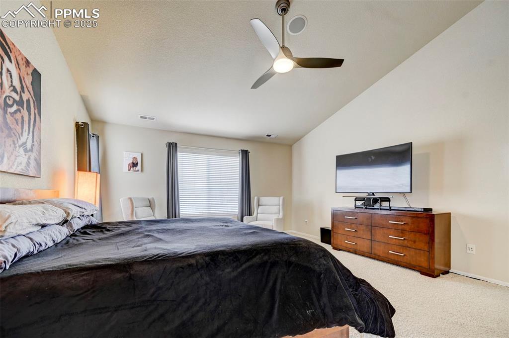 Image 28 of 45: Bedroom