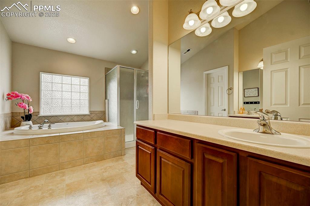 Image 30 of 45: Bathroom