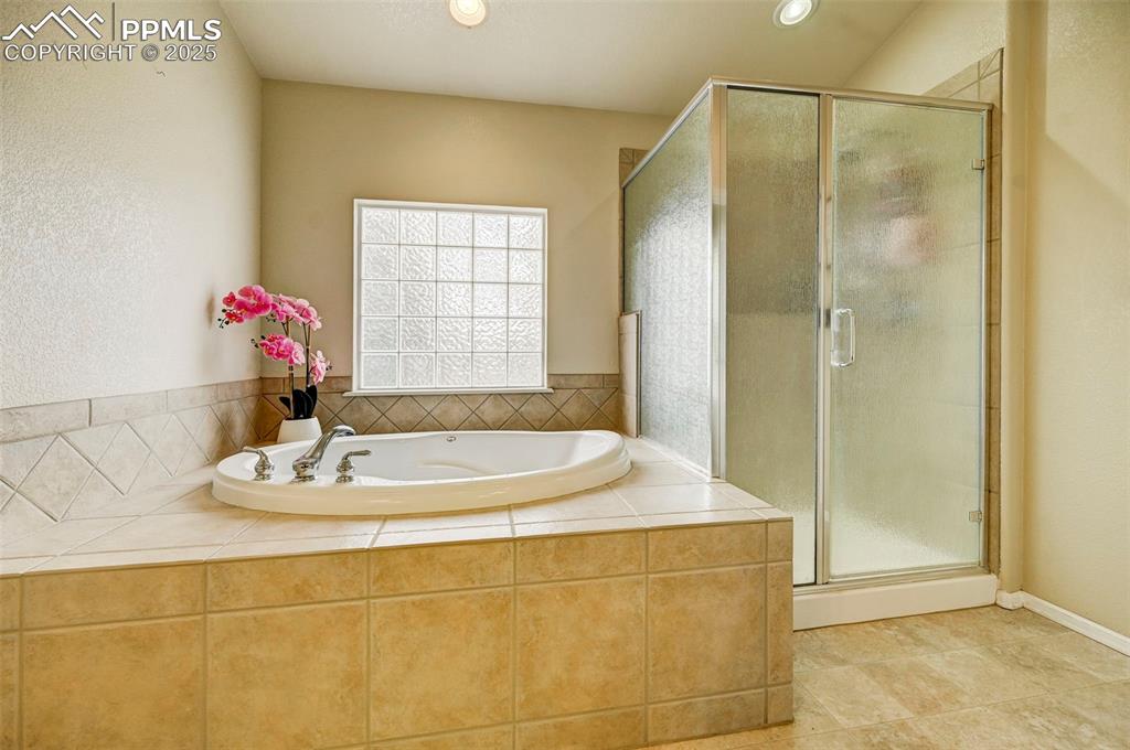 Image 31 of 45: Bathroom