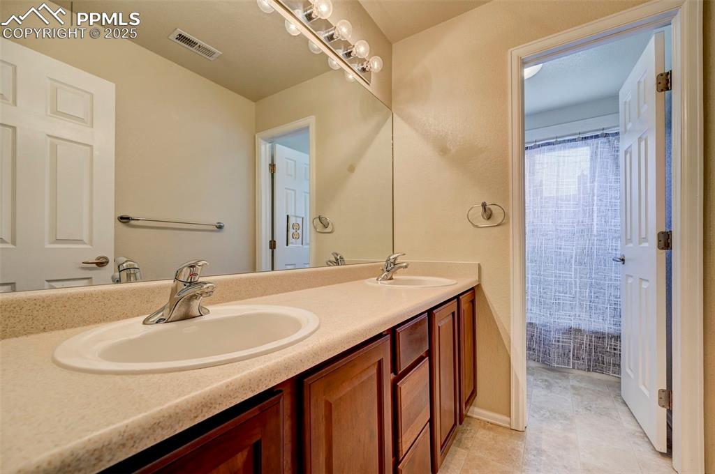 Image 37 of 45: Bathroom