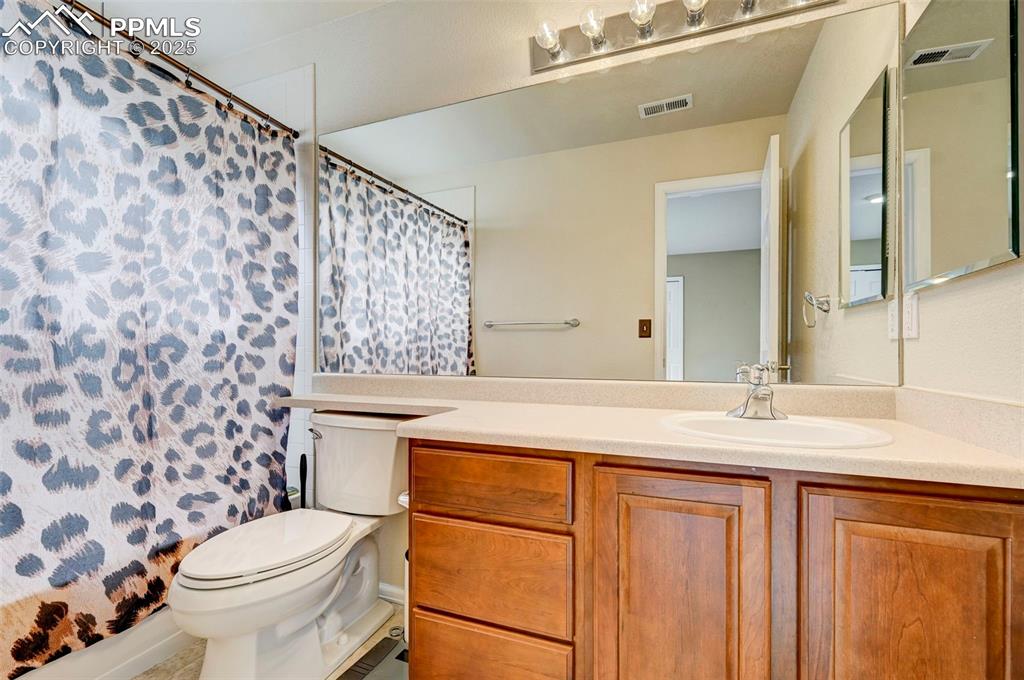 Image 40 of 45: Bathroom