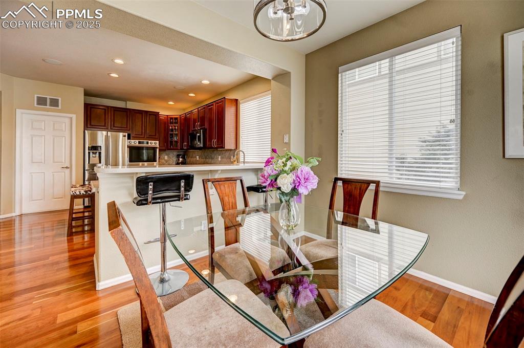 Image 9 of 45: Breakfast Area