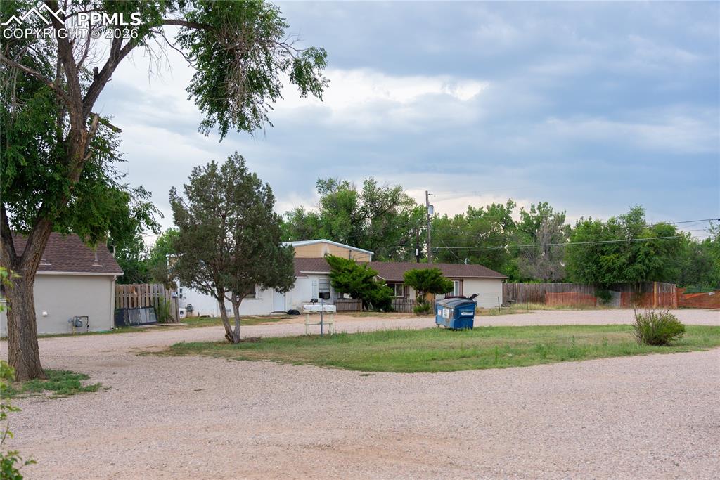 Image 10 of 20: Yard