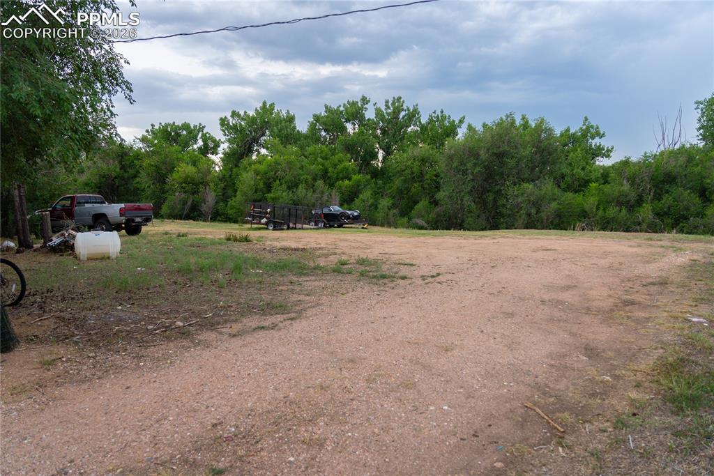 Image 15 of 20: Yard