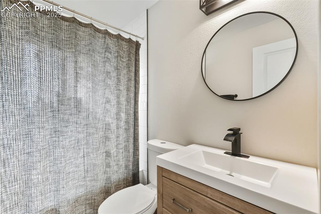 Image 20 of 36: Bathroom