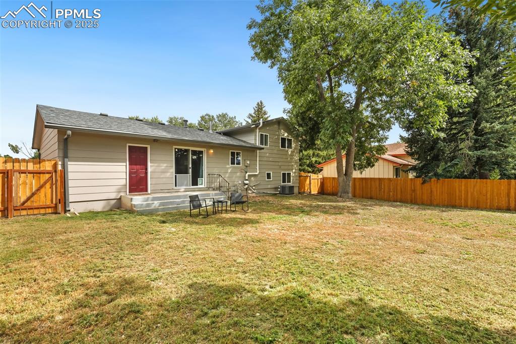 Image 30 of 36: Back of Structure