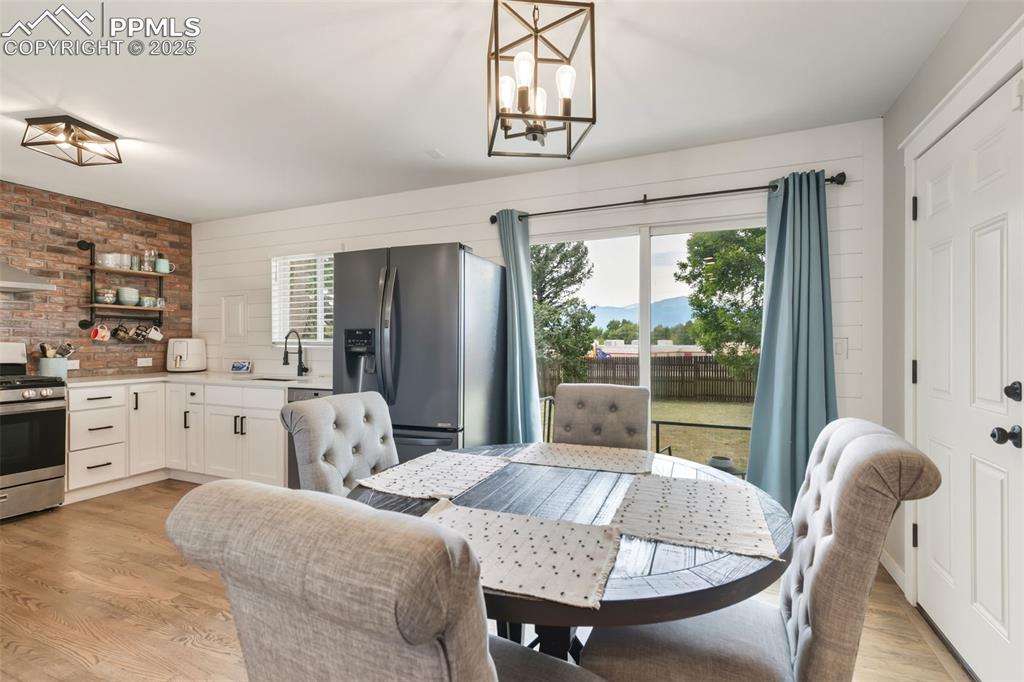 Image 9 of 36: Dining Area