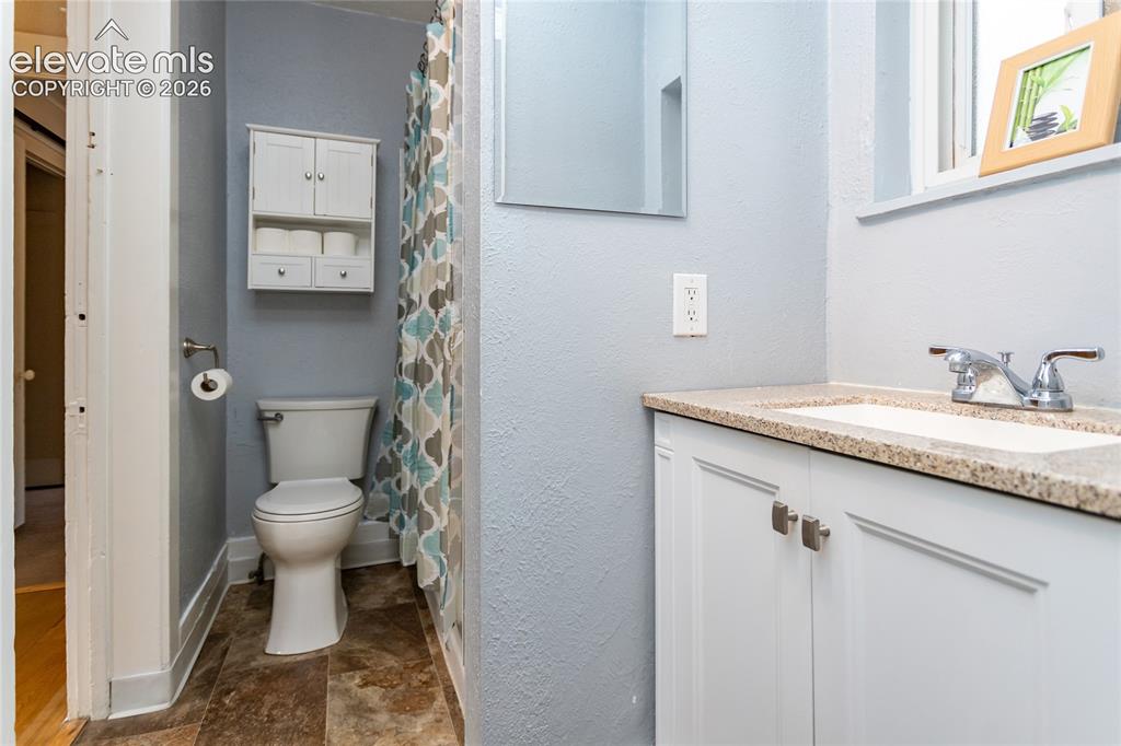 Image 14 of 44: Bathroom
