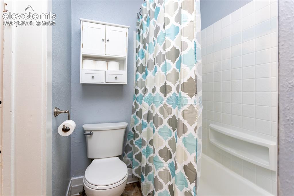 Image 15 of 44: Bathroom