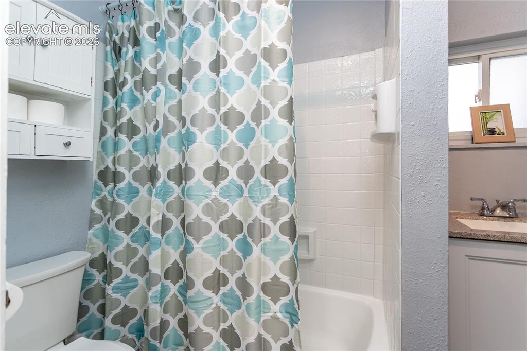 Image 17 of 44: Bathroom