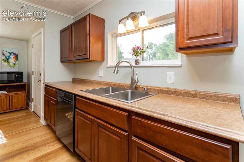 Image 31 of 44: So much counter space !