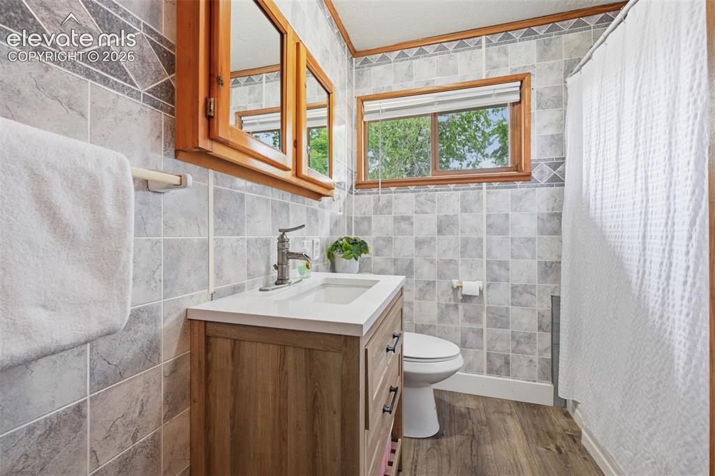 Image 5 of 22: Clean tidy bathroom