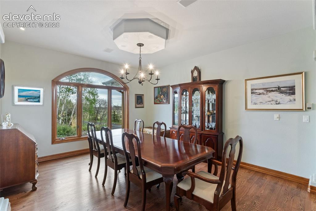 Image 14 of 47: Dining Area