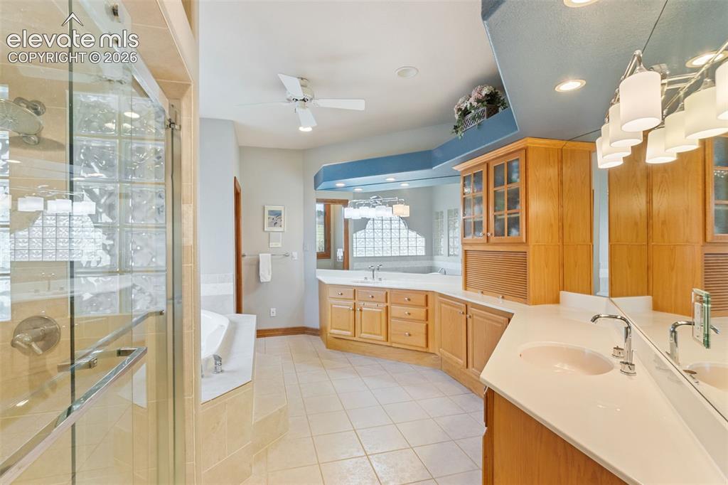 Image 18 of 47: Bathroom