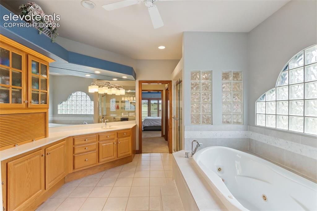 Image 19 of 47: Bathroom