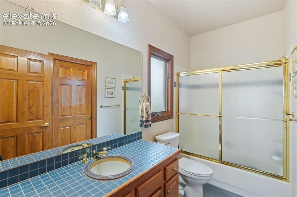 Image 22 of 47: Bathroom