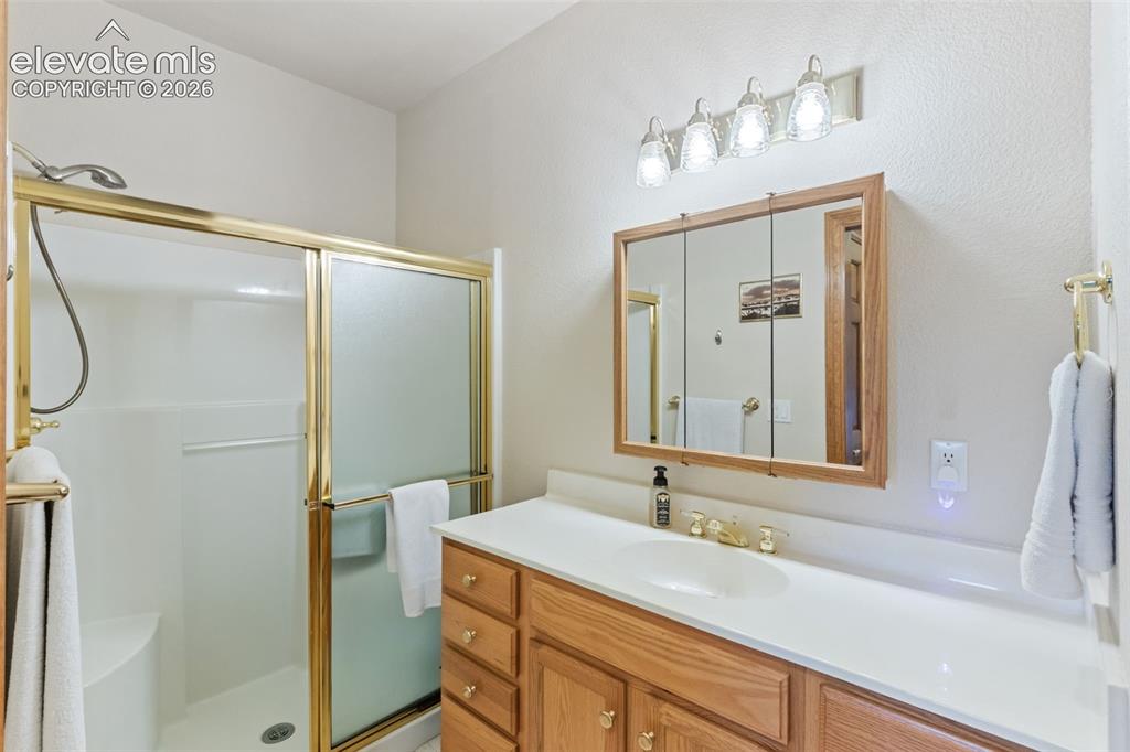 Image 32 of 47: Bathroom