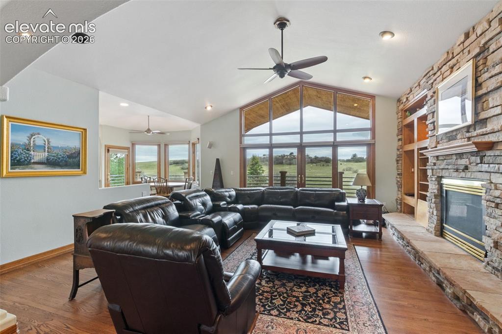 Image 7 of 47: Living Room