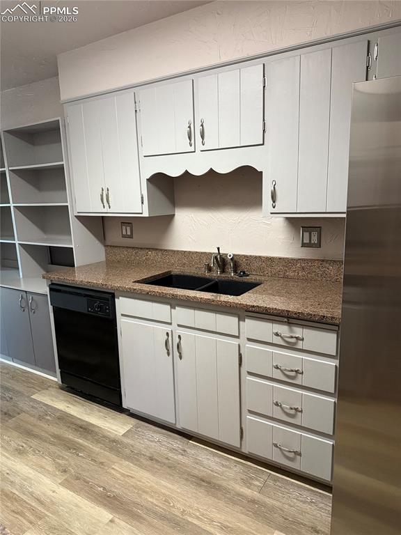 Image 3 of 21: Kitchen