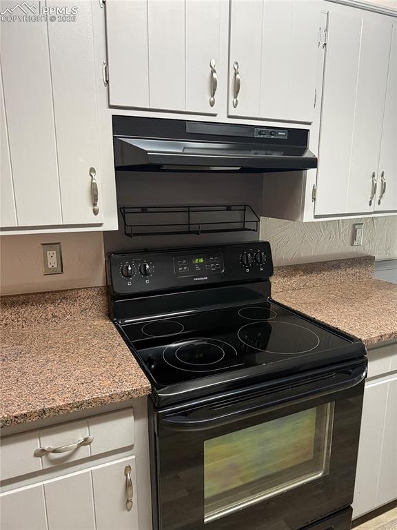 Image 4 of 21: Kitchen