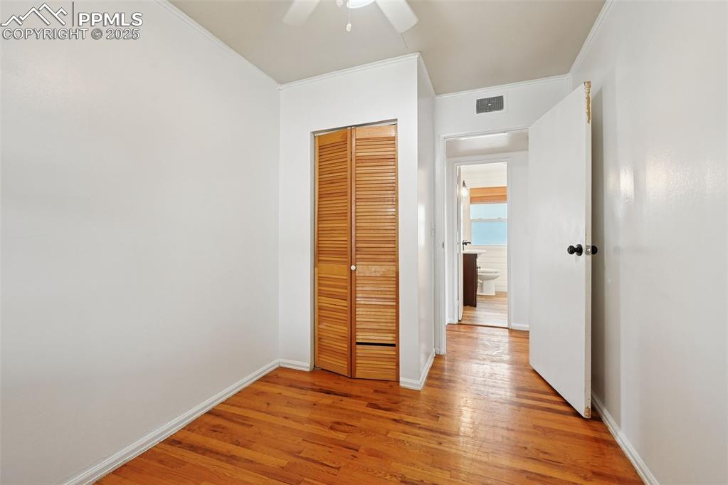 Image 19 of 29: Bedroom