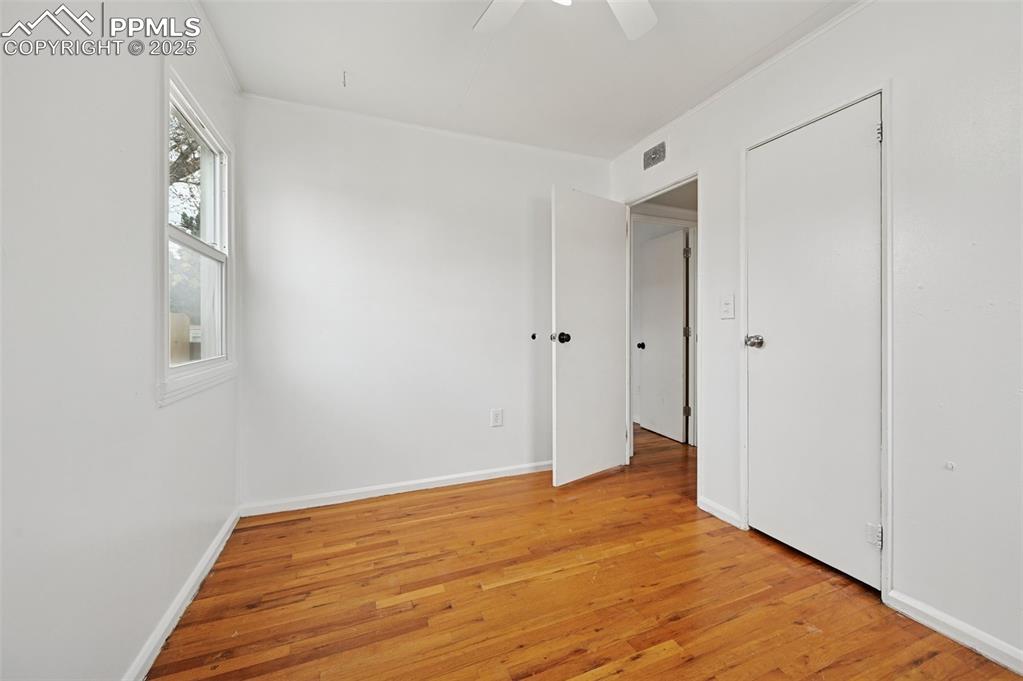 Image 23 of 29: Bedroom