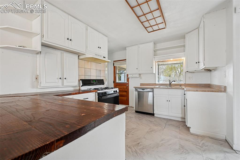 Image 7 of 29: Kitchen