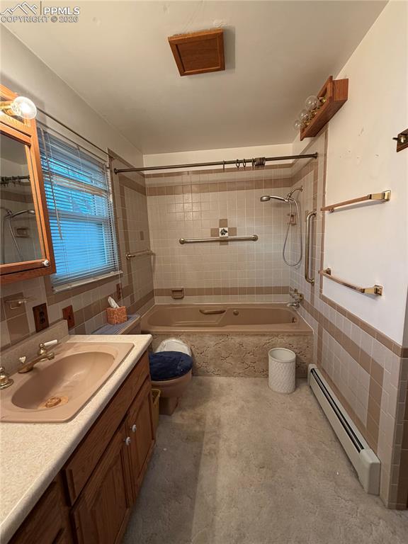 Image 13 of 22: Bathroom