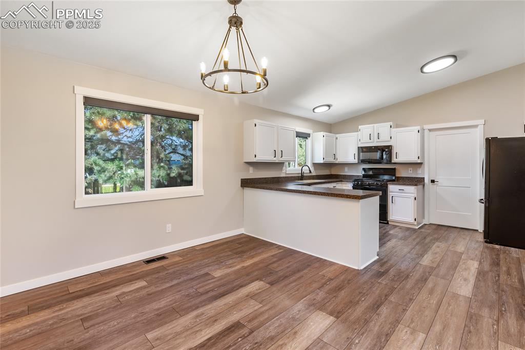 Image 12 of 30: Kitchen