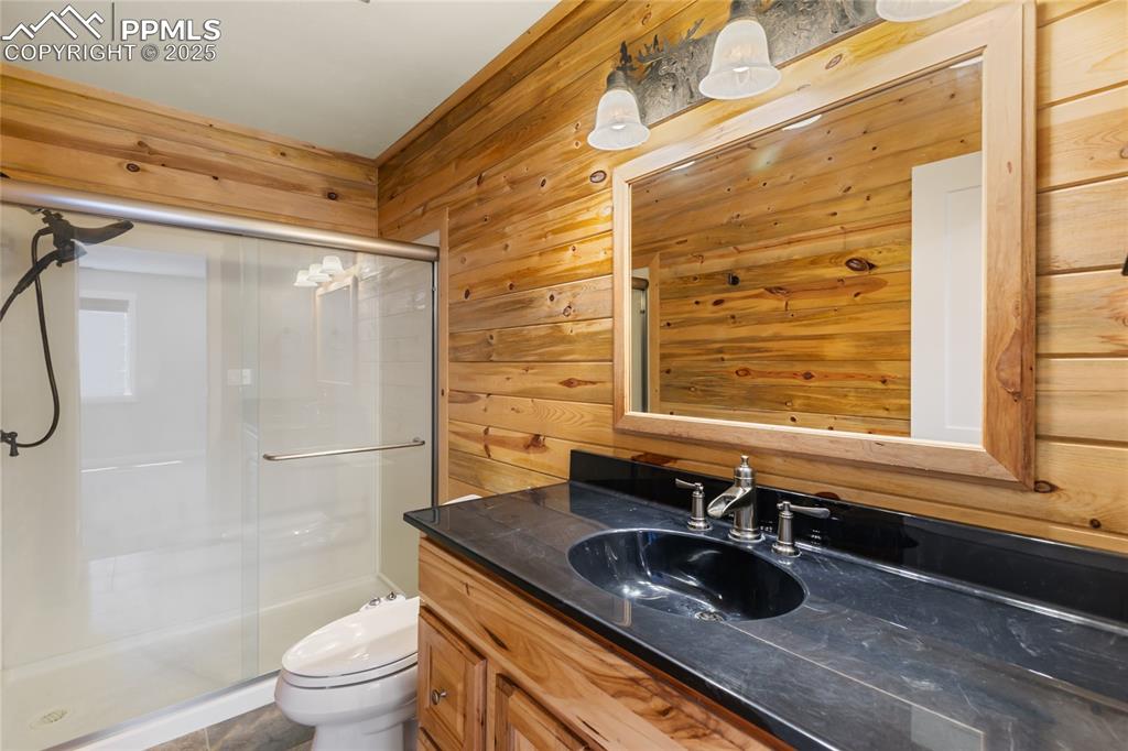 Image 16 of 30: Bathroom
