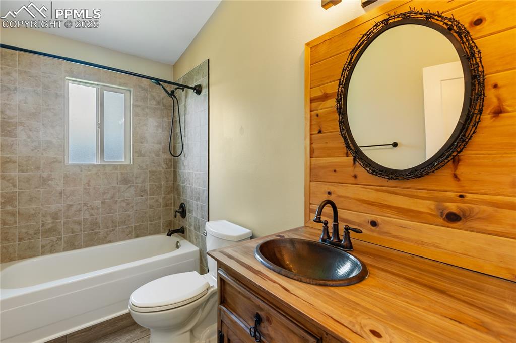 Image 18 of 30: Bathroom